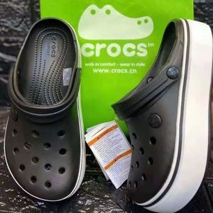 💜💜Platfom Crocs size 8 💜💜